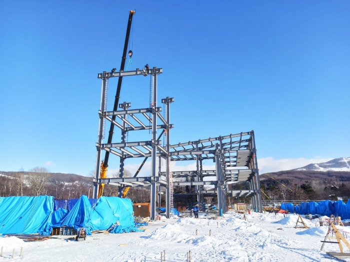 АО «ОмЗМ-МЕТАЛЛ» продолжает активную поставку металлоконструкций для строительства Южно-Сахалинского центра водных видов спорта.
